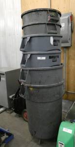 lot 89 image: 4 used Large Brute garbage barrels and 2 30 gallon