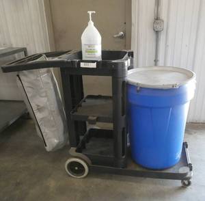 lot 101 image: Rubbermaid cleaning cart with hand sanitizer and a new spill containment barrel with locking top