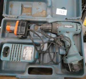 lot 163 image: Makita drill set with 2 batteries and a charger 12V