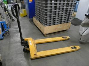 lot 38 image: Pallet Jack - doesnt lift