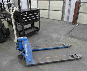 lot 22 image: Bishamon pallet jack