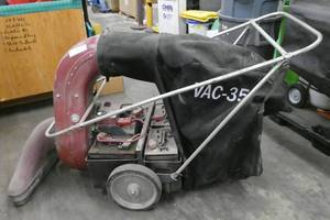 lot 39 image: Minuteman industrial vacuum - batteries need charging