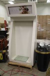 lot 608 image: Lighted Display  with Glass Shelves (x5)