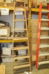 lot 613 image: Werner W368 Wood Step Ladder 8H
