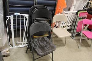 lot 635 image: Lot of (5) Metal Padded Folding Chairs