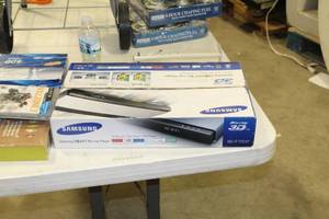 lot 648 image: Samsung BD-F7500 Smart Blu-ray 3D Disc Player (in box)