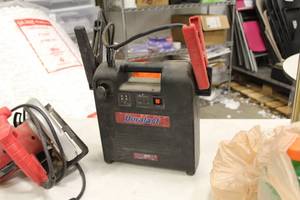 lot 654 image: Duralast Battery Charger  Jump Starter