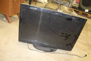 lot 660 image: Dynex 32 Flatscreen TV  with Stand