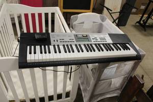 lot 658 image: Casio Electric Keyboard