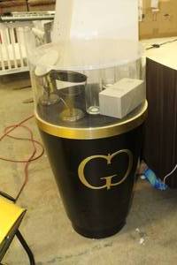 lot 661 image: Clear Top Display Case  with Display Mirrors, Accessories