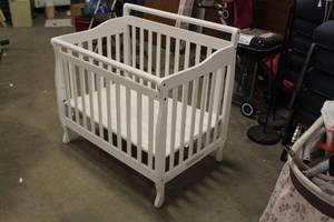 lot 666 image: Baby Crib