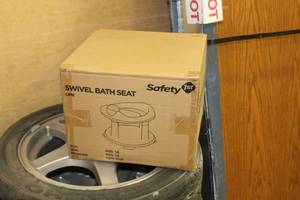 lot 671 image: Safety 1st Swivel Bath Seat (in box)