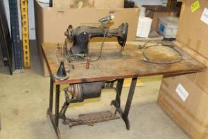 lot 703 image: Vintage Singer Wood Top Metal Frame Sewing Machine Table  with Sewing Machine