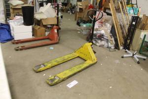 lot 604 image: Pallet Truck Yellow