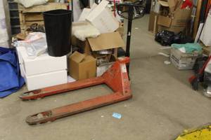 lot 605 image: Pallet Truck Orange