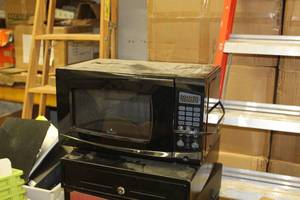 lot 717 image: Walmart RGTM702 Household Microwave Oven
