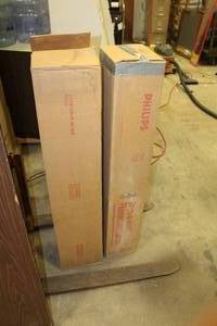 lot 744 image: Lot of (21) Philips Econ-o-watt Fluorescent Bulbs F40WWRSEW-II Warm White 34W Rapid Start 4L