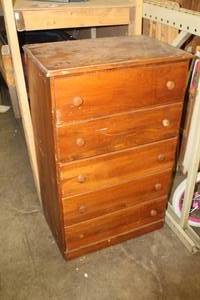 lot 747 image: Wood Dresser 5-drawer 25-12Wx16-12Dx42H