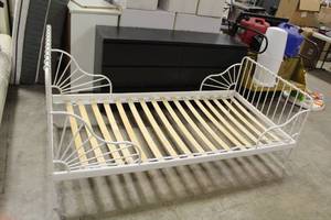 lot 781 image: Day Bed