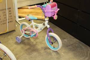 lot 821 image: Huffy Girls 9 Single-speed Trail Bike with 9 White Frame