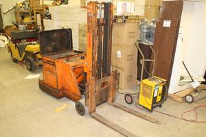 lot 601 image: Yale M20ATF-68 Worksaver Electric Lift Truck Walk-Behind  with Hertner 6-400 Battery Charger HKR