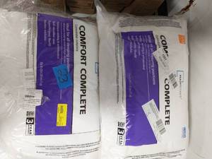 lot 23 image: 4 COMFORT COMPLETE SQUEEN  PILLOWS