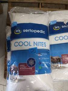 lot 25 image: 4 SERTAPEDIC COOL NITES PILLOWS SZ KING
