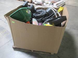 WHOLESALE MIXED PALLET OF MISCELLANEOUS GARDEN HOSES, EDGING, LAWNCARE ITEMS AND MORE