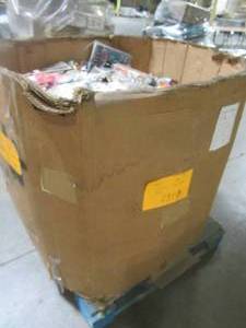WHOLESALE MIXED PALLET OF MISCELLANEOUS CABINET DRAWER AND DOOR HANDLESKNOBS AND MORE - AT LEAST $30,000.00 IN RETAIL - LOW RESERVE of $1,500.00