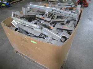 WHOLESALE MIXED PALLET OF MISCELLANEOUS 2 RUNG ALUMINUM LADDER JACKS