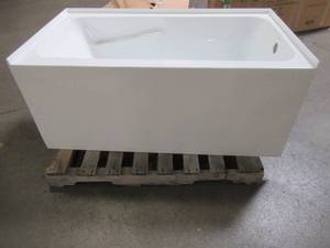 Swiss Madison Voltaire 54 in. x 30 in. Acrylic White, Alcove, Integral, Right-Hand Drain, Apron Rectangular Bathtub in White, SM-AB550.