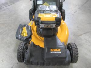 DEWALT 21.5 in. 20-Volt MAX Lithium-Ion Cordless Battery Walk Behind Self Propelled Mower DCMWSP244U2