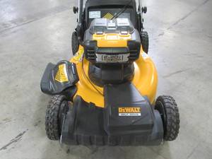 DEWALT 21.5 in. 20-Volt MAX Lithium-Ion Cordless Battery Walk Behind Self Propelled Mower DCMWSP244U2