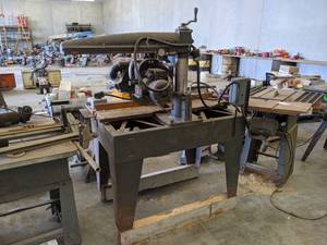 lot 20 image: DeWalt Radial Arm Saw - 2HP 115230V