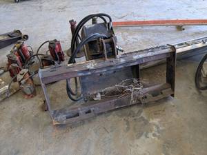 lot 5 image: Lowe Model 1650E Skidloader Hydraulic Auger Drive