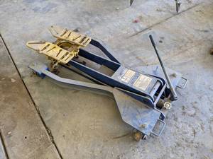 lot 58 image: NAPA 1 Ton Low Profile Transmission Jack - Tested and works.