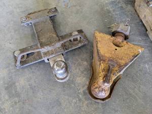 lot 63 image: Lot of 2 Hitches - Both are 2-516