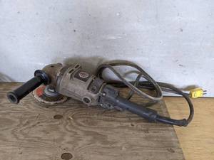 lot 136 image: Black & Decker 7  9 Angle Grinder Model 4075 - Tested and Powers on