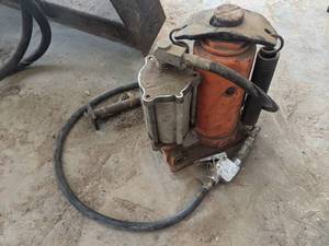 lot 180 image: 12 Ton Pneumatic Bottle Jack