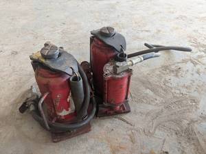 lot 178 image: Pair of 20 Ton Pneumatic Bottle Jacks