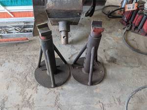lot 181 image: Pair of Heavy Duty Homemade Jackstands - About 18 all the way down