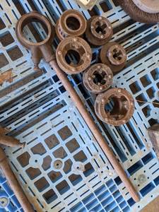lot 192 image: (6) Toledo Pipe Threading Dies w Handle - 2 down to 12