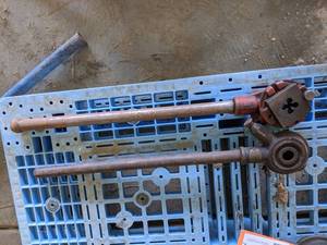 lot 194 image: Armstrong 21-R Pipe Threader and Toledo Model 750
