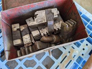 lot 197 image: Steel Box w Pipe Threading Dies