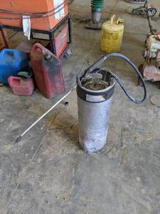 lot 232 image: Pressurized Sprayer w Wand