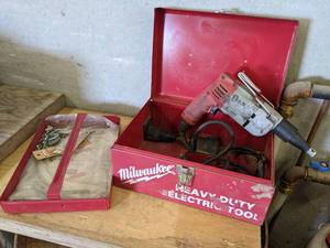 lot 253 image: Milwaukee Screw Shooter - Tested and works.