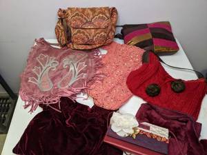 lot 175 image: Lot of (8) Small  Medium Purses Red and Pink