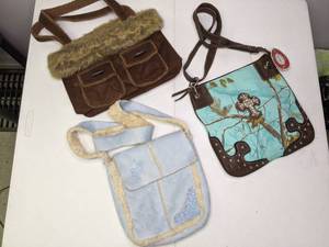 lot 134 image: Lot of (3) Purses Camo, Brown, Blue