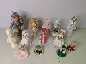 lot 109 image: Beautiful Collection of Vintage Little Statues see pictures