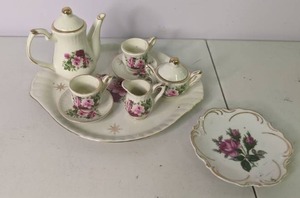 lot 111 image: Beautiful Vintage Porcelain Floral Tea Set